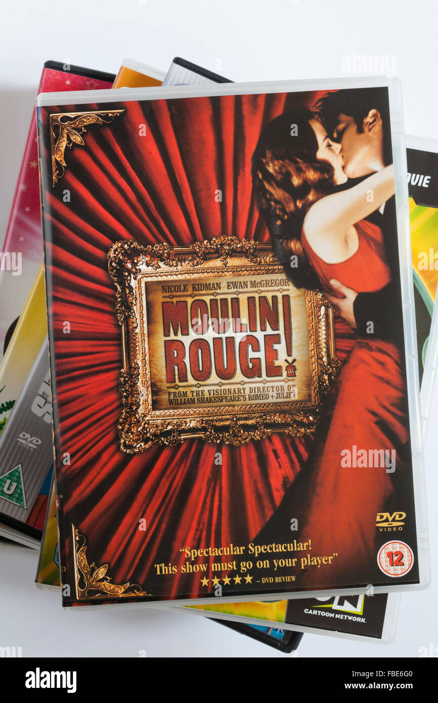 Stapel DVDs mit Moulin Rouge DVD oben auf weißem Hintergrund Stockfoto