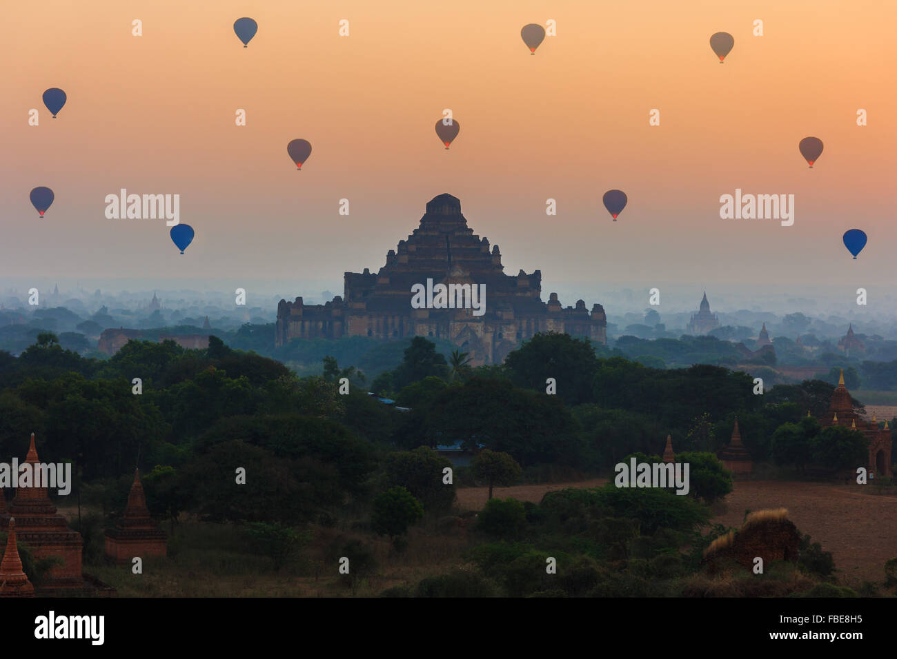 Gruppe von alten Pagoden in Bagan mit Höhe Luftballons am Sonnenaufgang, Bagan, myanmar Stockfoto