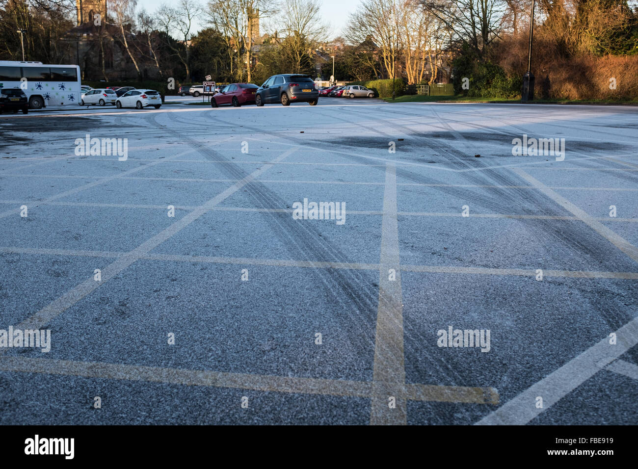 Reifenspuren auf einem Parkplatz an einem frostigen Morgen Stockfoto
