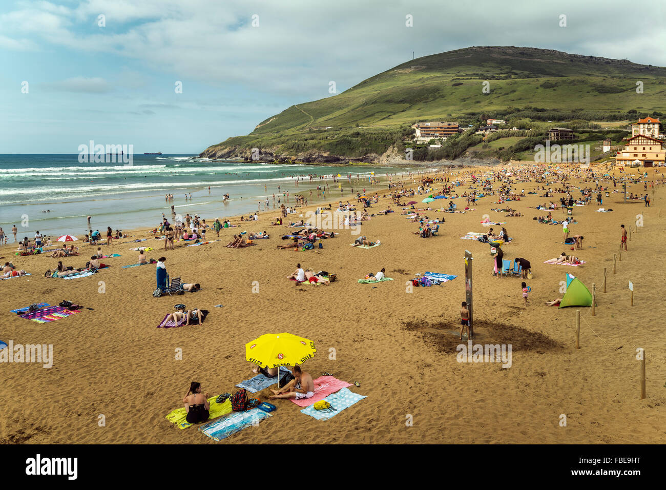 Menschenmenge Sonnenbaden am Strand Arena Bilbao, Spanien Stockfoto