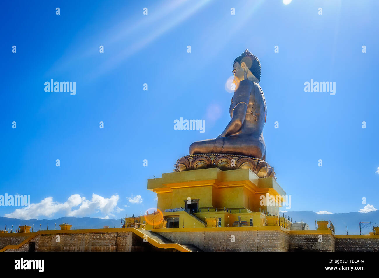 Wahrzeichen der Stadt Thimphu, Bhutan, Kuenselphodrang, Dordenma Buddha Statue von Lord Buddha gegen blauen Himmel und Wolken, Textfreiraum Stockfoto