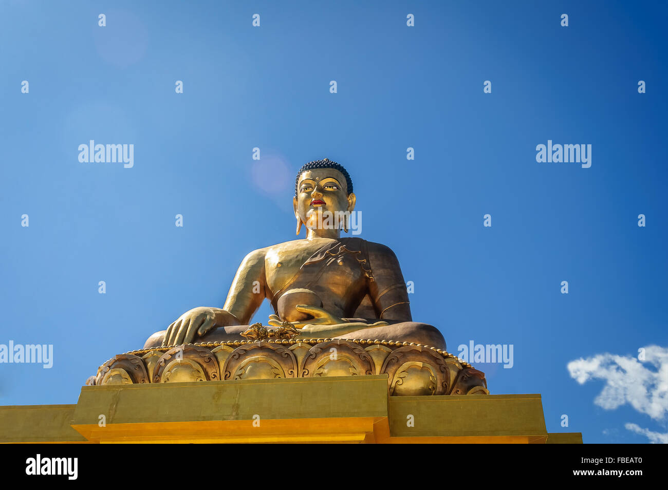 Wahrzeichen der Stadt Thimphu, Bhutan, Kuenselphodrang, Dordenma Buddha Statue von Lord Buddha gegen blauen Himmel und Wolken, Textfreiraum Stockfoto