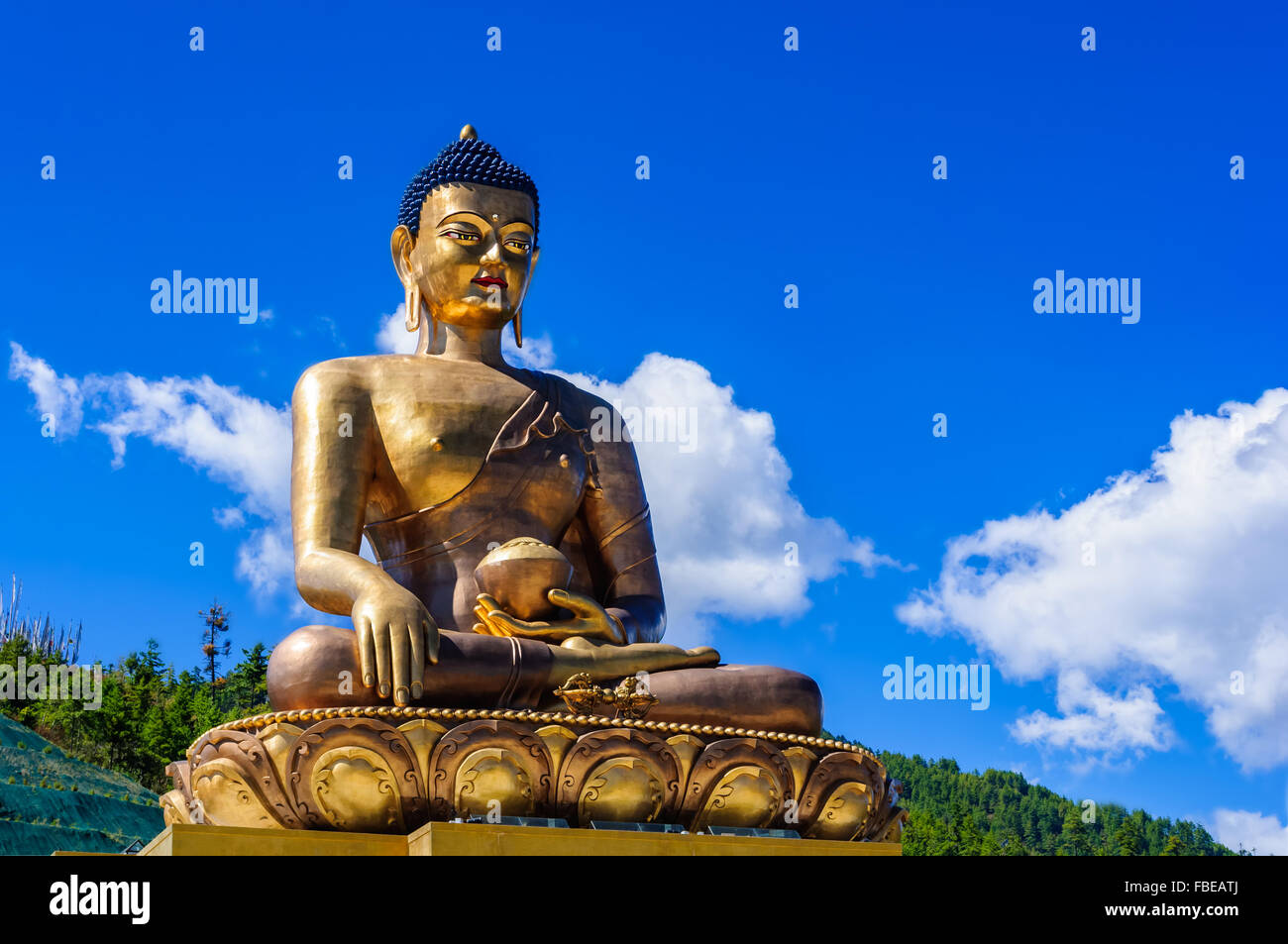 Wahrzeichen der Stadt Thimphu, Bhutan, Kuenselphodrang, Dordenma Buddha Statue von Lord Buddha gegen blauen Himmel und Wolken, Textfreiraum Stockfoto
