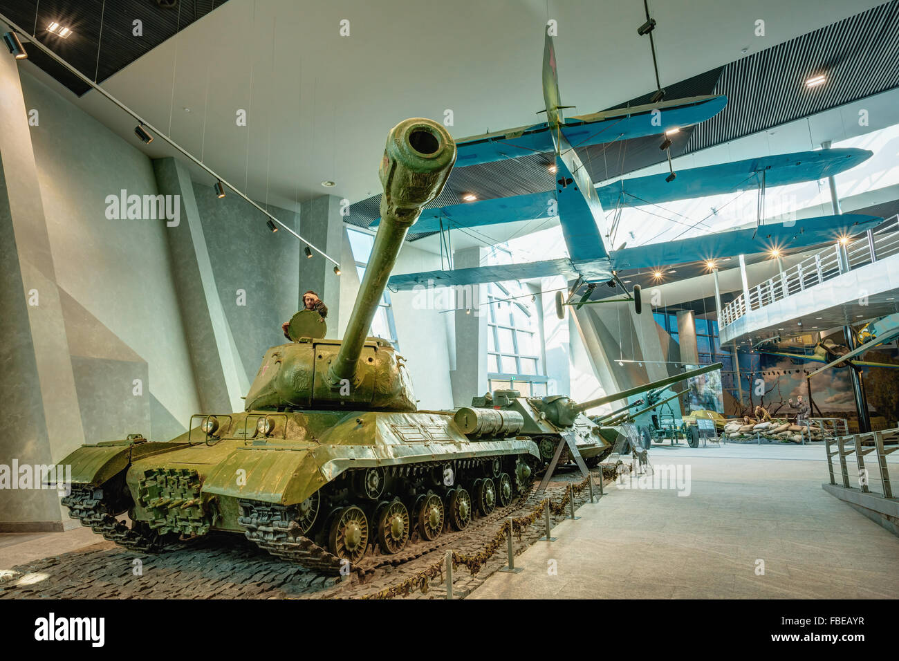 Sowjetischen russischen Licht Nacht Bomber PO-2, schwere Panzer IS-2 in belarussischen Museum Of The großen Vaterländischen Krieges in Minsk, Weißrussland. Stockfoto