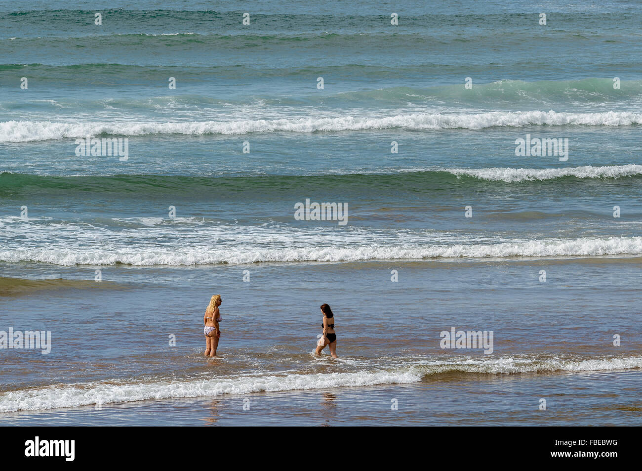 Zwei Frauen Baden im Golf von Biskaya am Rande des Strandes La Arena in Bilbao, Spanien Stockfoto