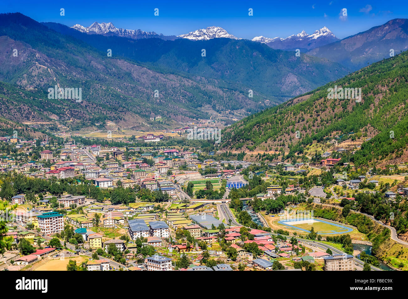 Ansicht der Hauptstadt Thimphu von Bhutan Tal des Himalaya und es ist umgeben von grünen Wald bedeckten Hügeln Schneeberge mit Textfreiraum Stockfoto
