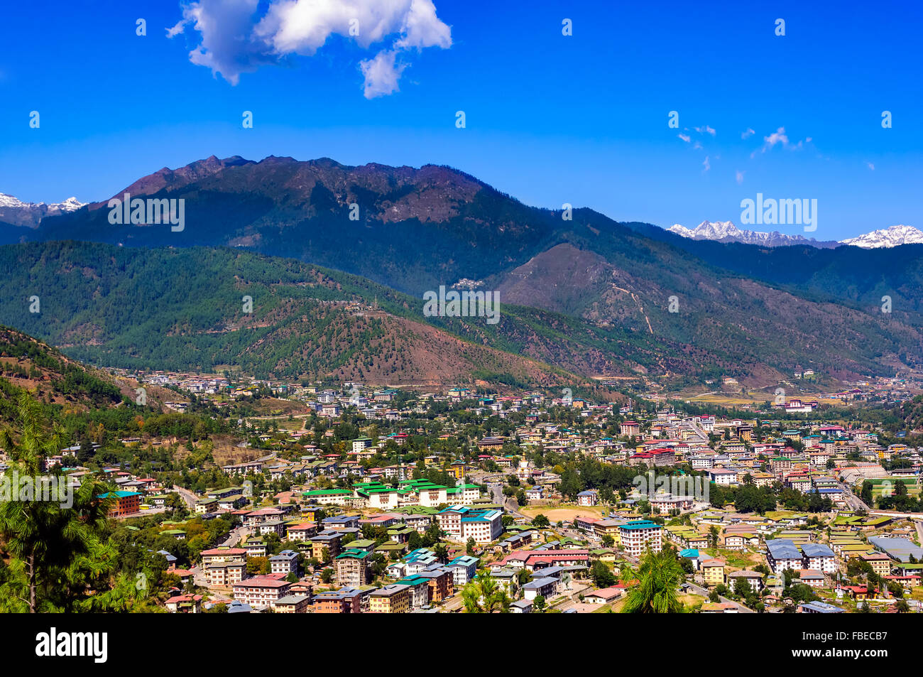 Ansicht der Hauptstadt Thimphu von Bhutan Tal des Himalaya und es ist umgeben von grünen Wald bedeckten Hügeln Schneeberge mit Textfreiraum Stockfoto