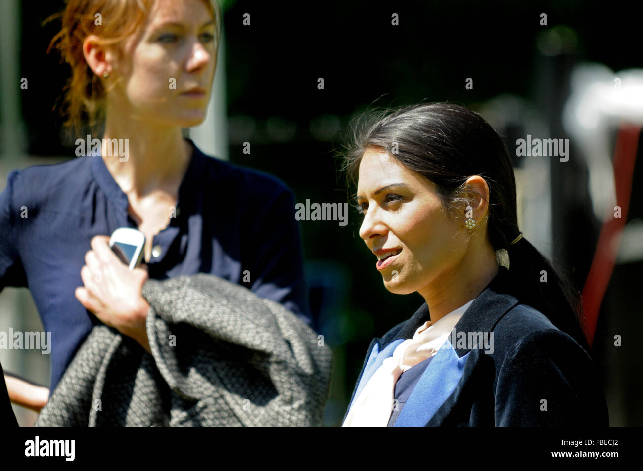 Priti Patel - konservative Abgeordnete für Witham, Essex und Staatsministerin für Beschäftigung (damals) - zu College Green , Westminster, 2015 Stockfoto