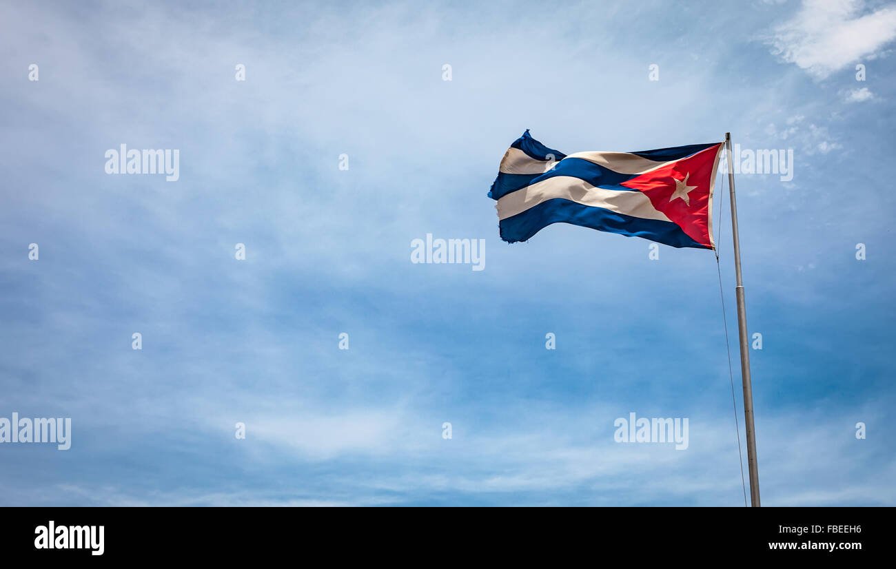 Kubanische Flagge im Wind auf dem Hintergrund des blauen Himmels. Nationales Symbol. Stockfoto