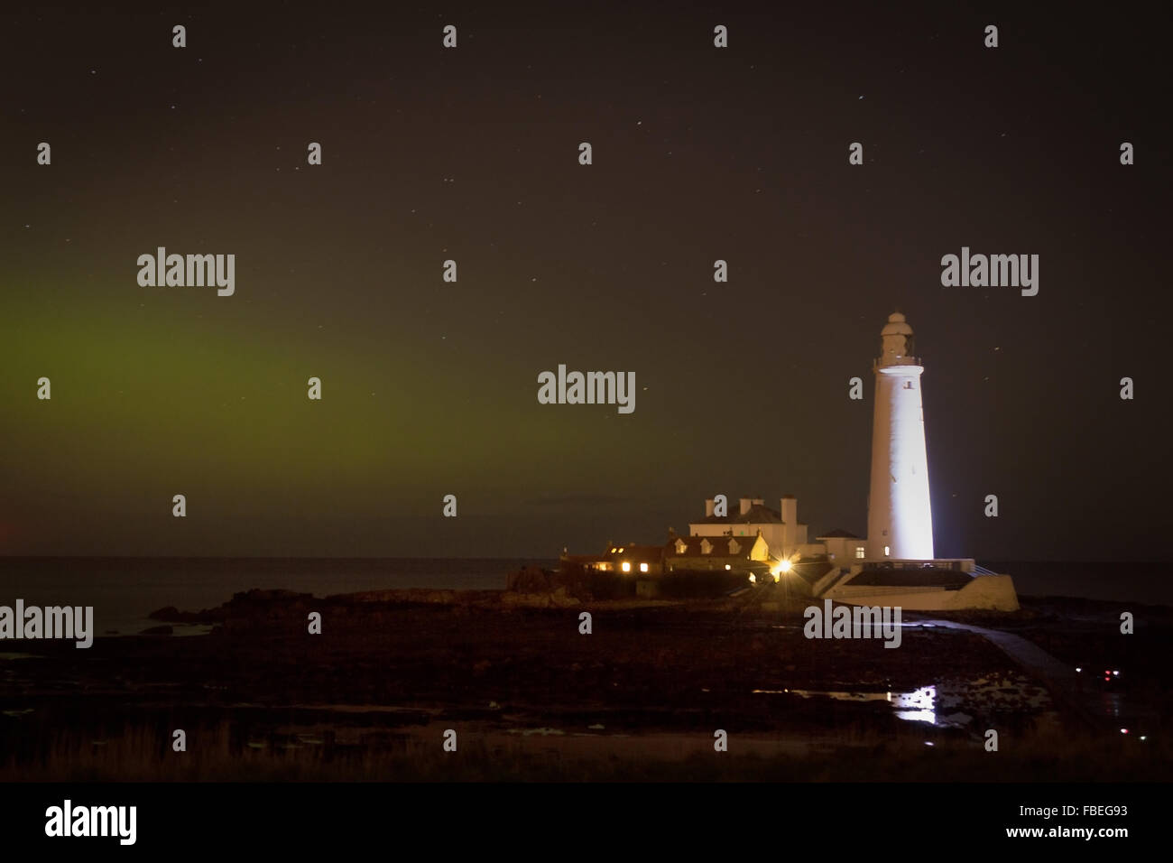 Aurora Borealis hinter Str. Marys Leuchtturm. Whitley Bay, Tyne and Wear, England. Großbritannien GB Europa Stockfoto