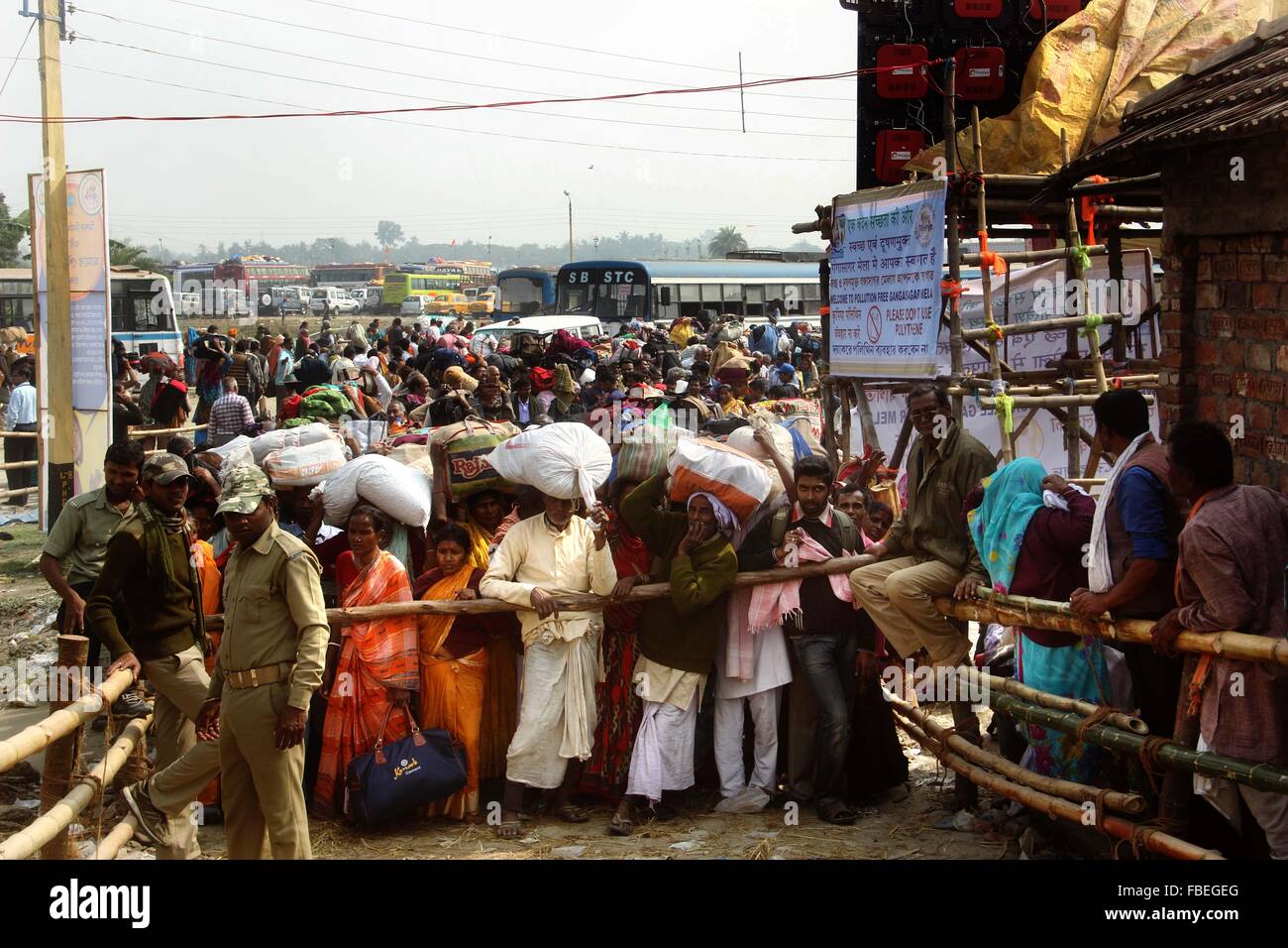 Millionen von hinduistischen Anhänger nehmen heiliges Bad Makar Sankranti in Gangasagar, West-Bengalen. Die Insel, auch bekannt als Sagardwip, ist eine hinduistische Wallfahrtsort. Jedes Jahr am Tag des Makar Sankranti, versammeln Hindus, um ein heiliges Bad zu nehmen, an der Mündung des Flusses Ganges und Golf von Bengalen und beten (Puja) im Kapil Muni Tempel. (Foto von Shashi Sharma / Pacific Press) Stockfoto