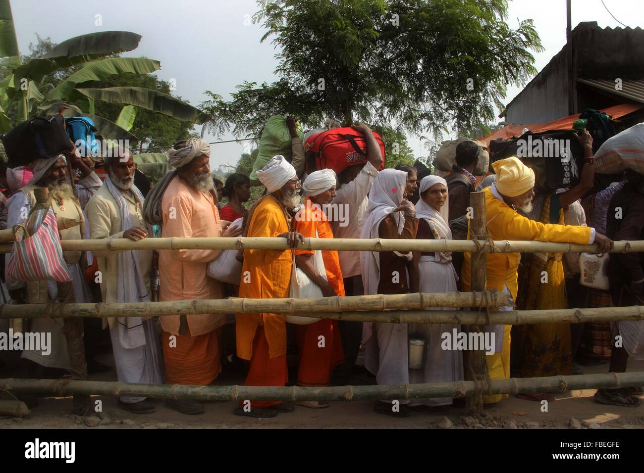 Millionen von hinduistischen Anhänger nehmen heiliges Bad Makar Sankranti in Gangasagar, West-Bengalen. Die Insel, auch bekannt als Sagardwip, ist eine hinduistische Wallfahrtsort. Jedes Jahr am Tag des Makar Sankranti, versammeln Hindus, um ein heiliges Bad zu nehmen, an der Mündung des Flusses Ganges und Golf von Bengalen und beten (Puja) im Kapil Muni Tempel. (Foto von Shashi Sharma / Pacific Press) Stockfoto