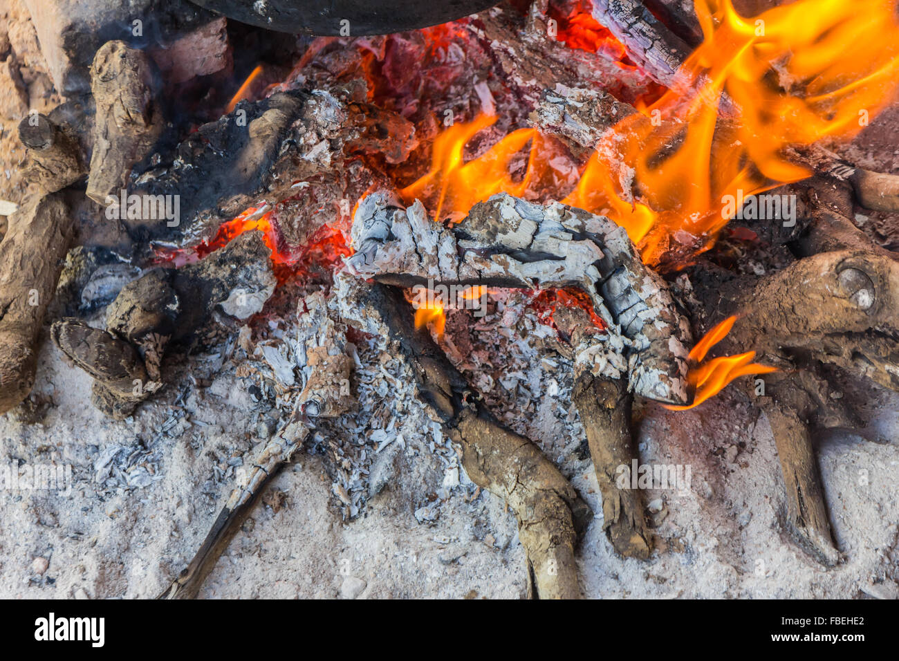 Überreste eines Lagerfeuers, ist die Asche noch schwelenden Stockfoto