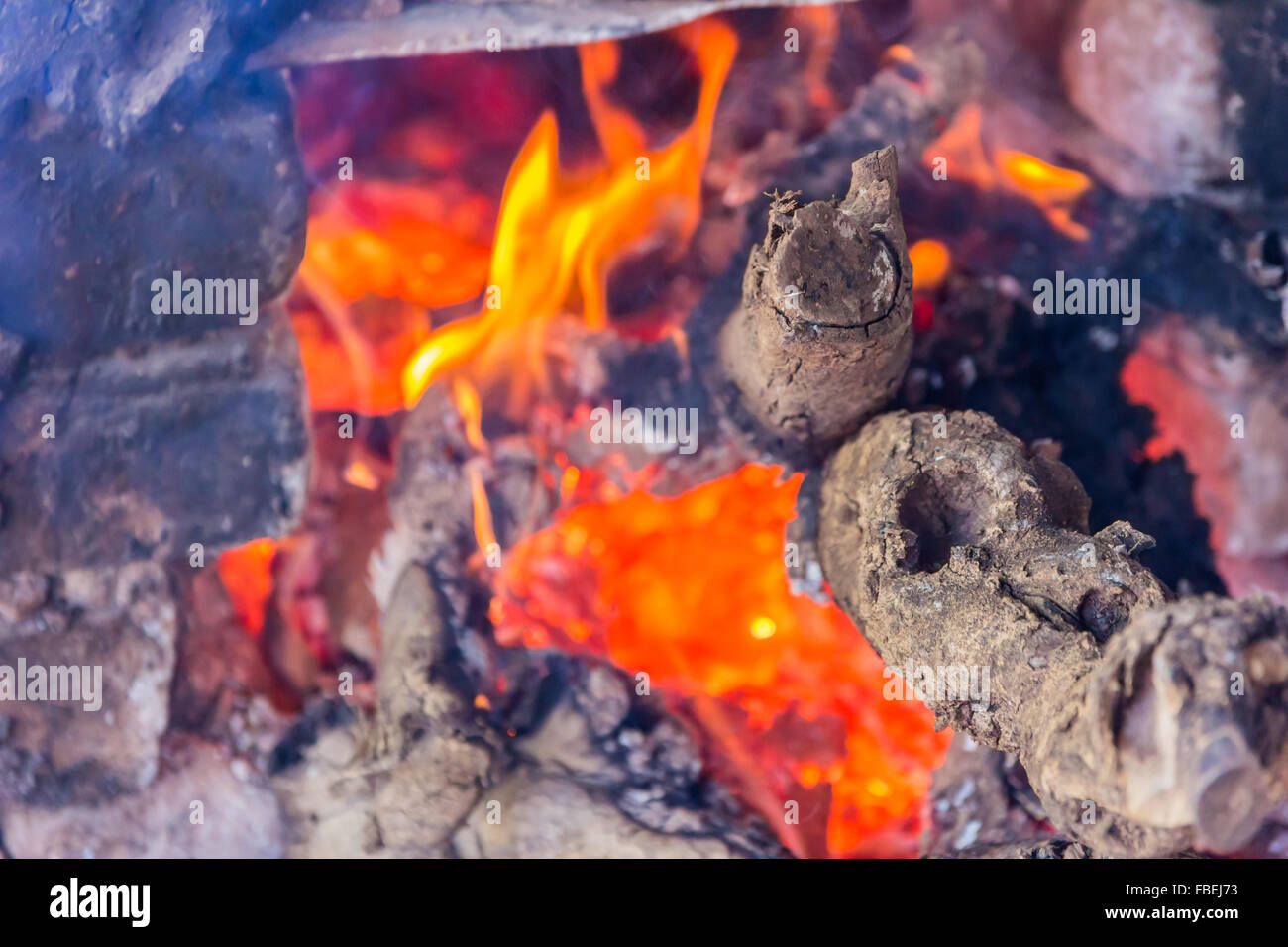 Überreste eines Lagerfeuers, ist die Asche noch schwelenden Stockfoto