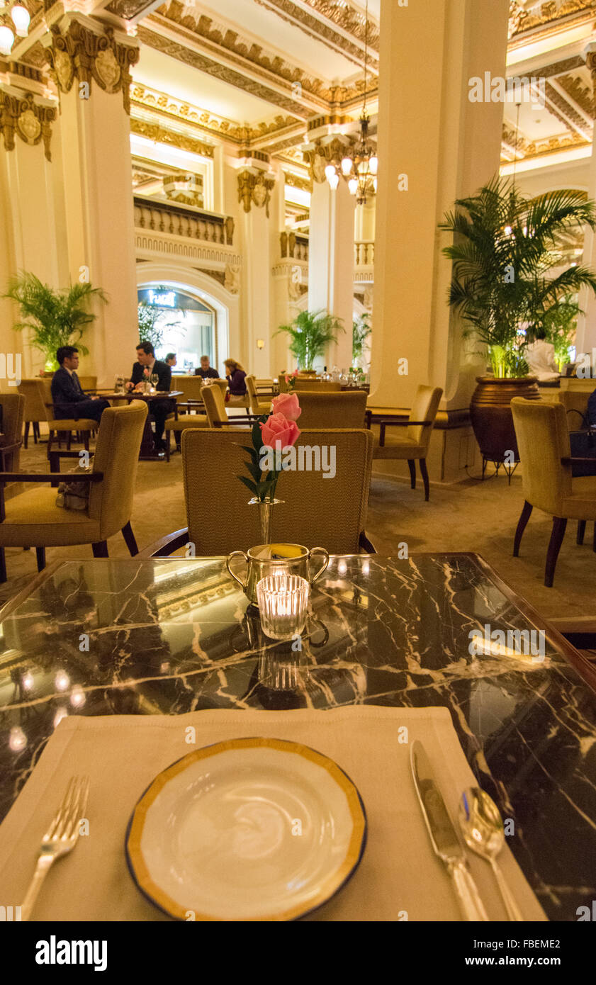 Hong Kong China Peninsula Hotel Lobby Excclusive High Tea mit Tee am Nachmittagstee Kuchen und Finger Sandwichs an Tisch Stockfoto
