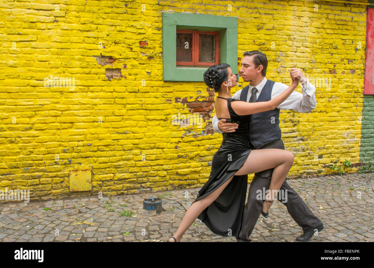 Argentinien La Boca in Buenos Aires Tango tanzen mit paar auf der Straße mit Farben getragen Wände mit Leidenschaft Modell veröffentlicht Herr MR-1 Mann Stockfoto