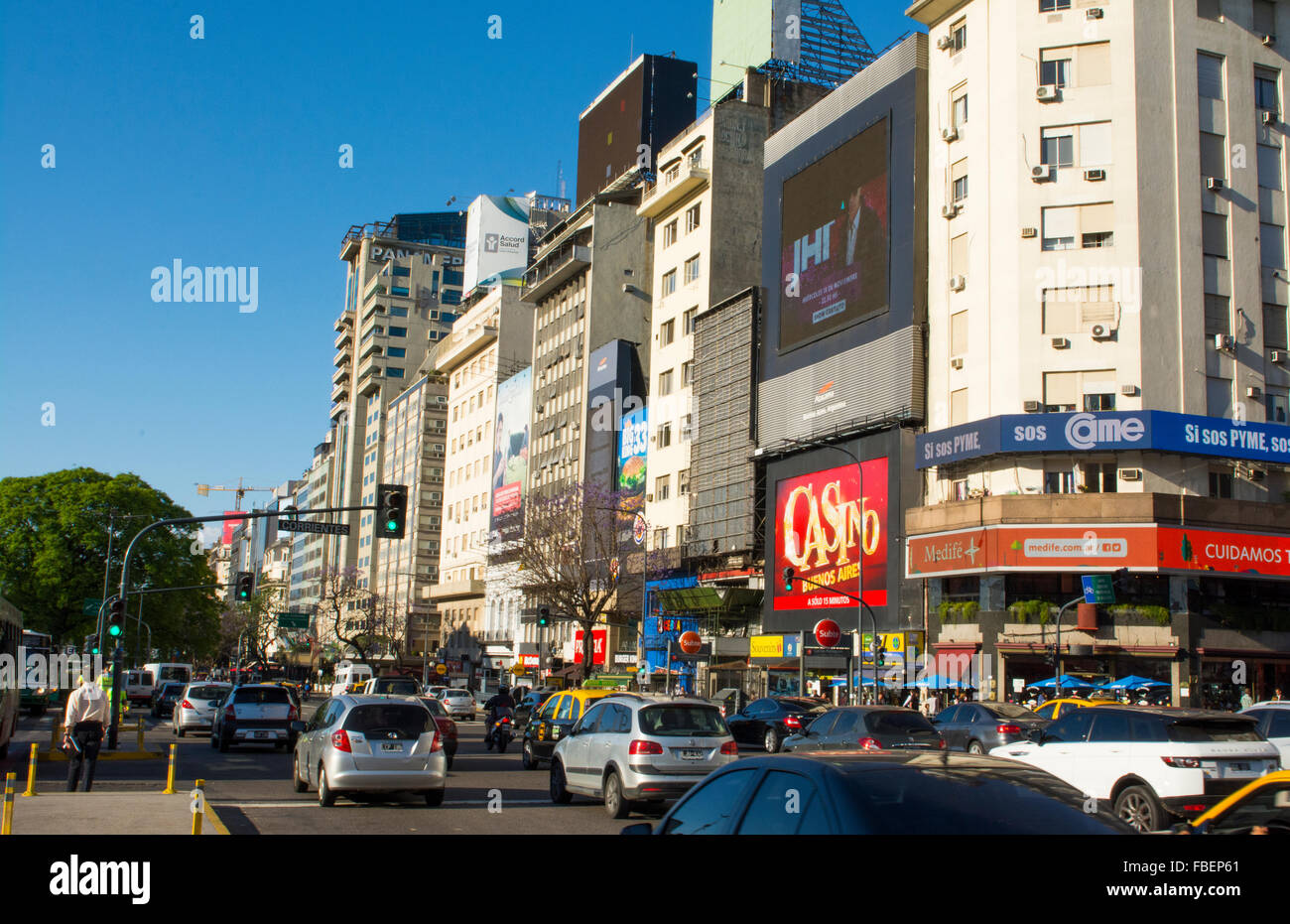 Buenos Aires Argentinien 9 de Julio Avenue die breiteste Straße der Welt mit dem Verkehr in Corrientes Street und Werbetafeln Stockfoto