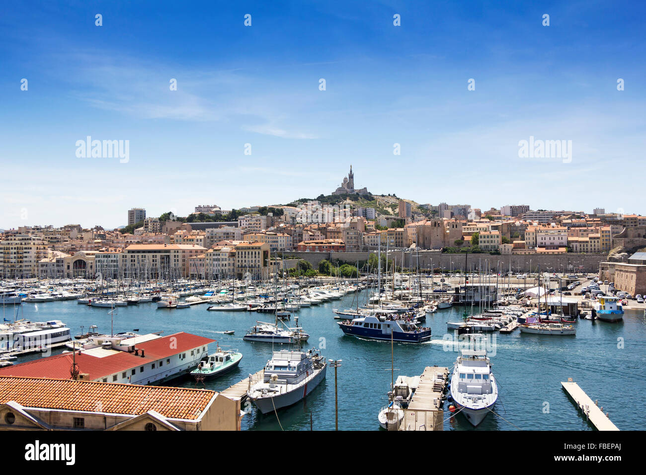 Panorama-Blick auf den alten Hafen und die Basilika von Notre Dame De La Garde in Marseille, Frankreich Stockfoto