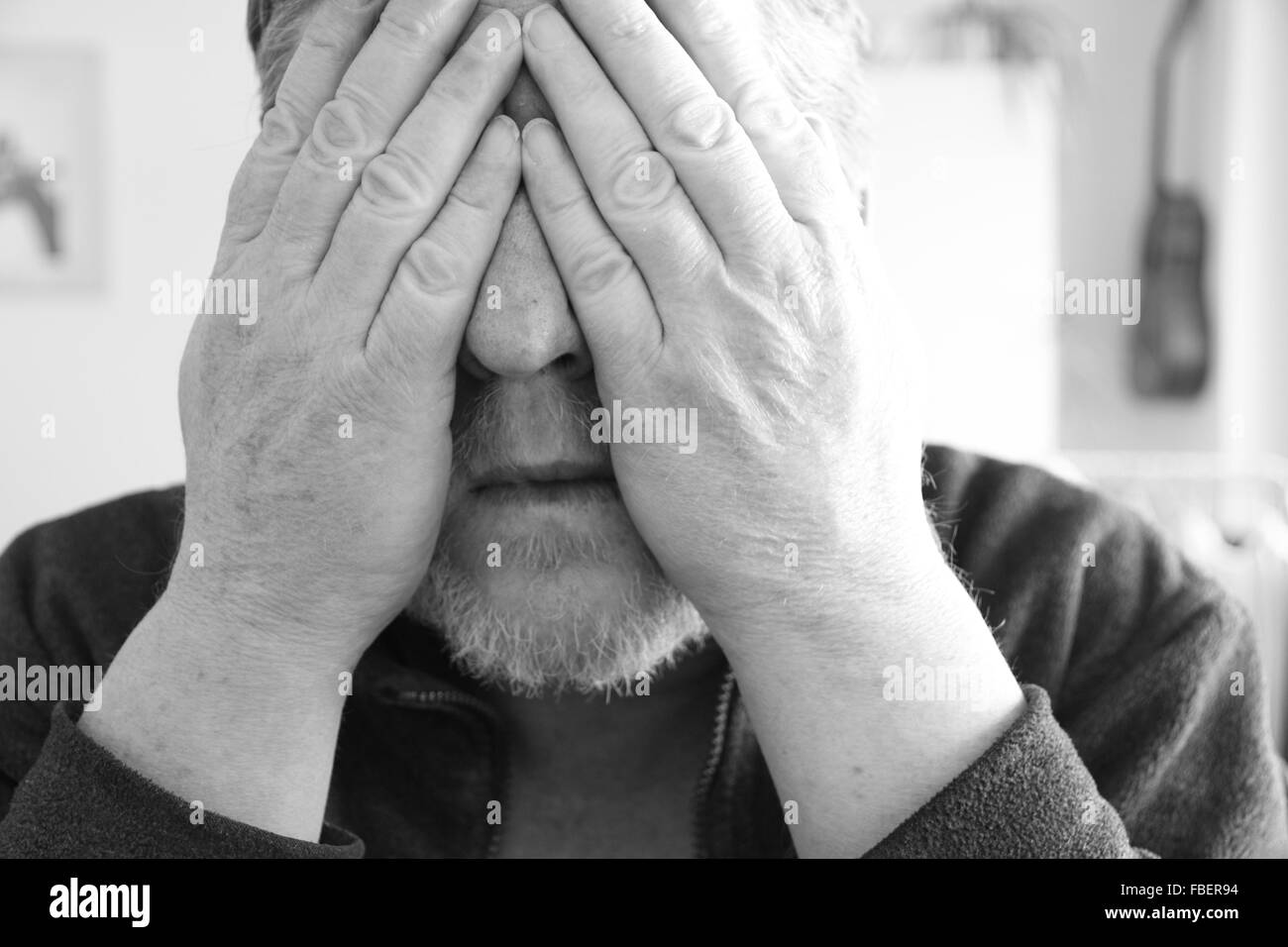 Porträt eines traurigen Mannes Hand in seine Hand auf seine Augen Stockfoto