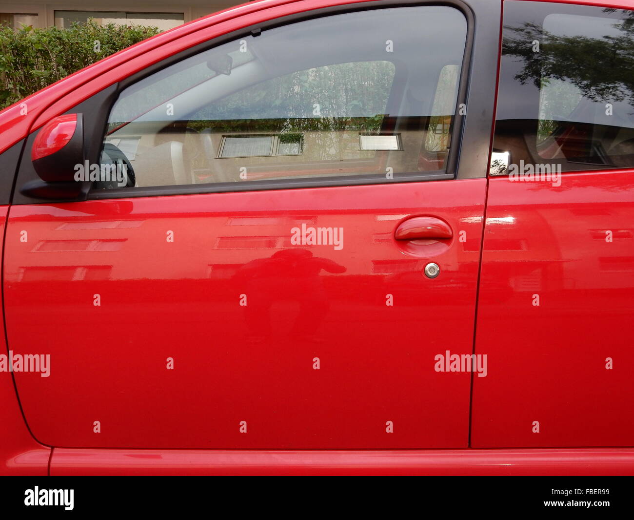 Türen und Fenster ein rotes Auto Stockfoto