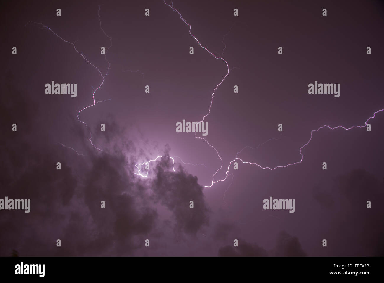 Blitz mit lila Himmel Stockfoto