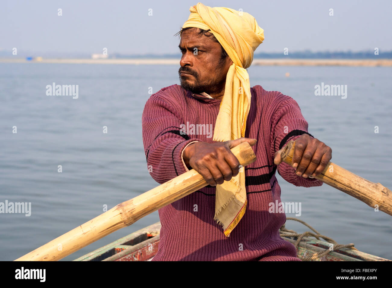 Boatman Rudern auf den heiligen Ganges in Varanasi, Uttar Pradesh, Indien. Stockfoto