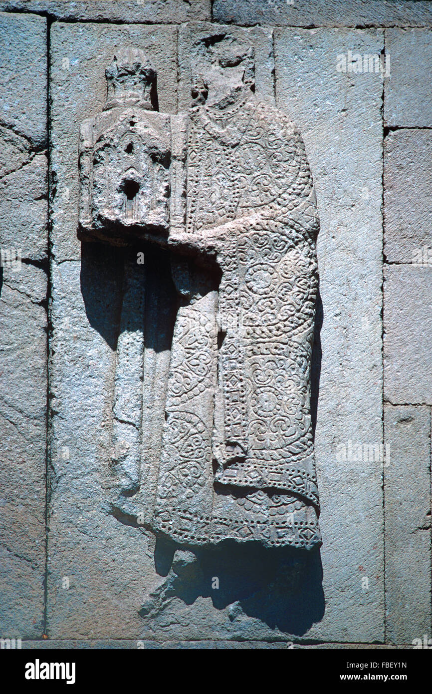 Bas-Relief der Georgischen klerikalen Abbildung oder Bischof, die ein Modell einer Kirche (Opfergabe für Gott) an der Osk oder Oshki Georgische Kirche von Johannes dem Täufer (963-973) Teil der Oshki georgischen Kloster bei Osk Vank oder çamiliyamaç, Nordosten der Türkei Stockfoto