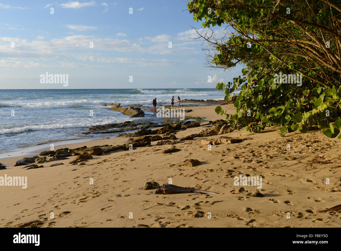 Touristen zu Fuß entlang der Küste von Maria Beach. Rincón, Puerto Rico. Territorium der USA. Karibik-Insel. Stockfoto