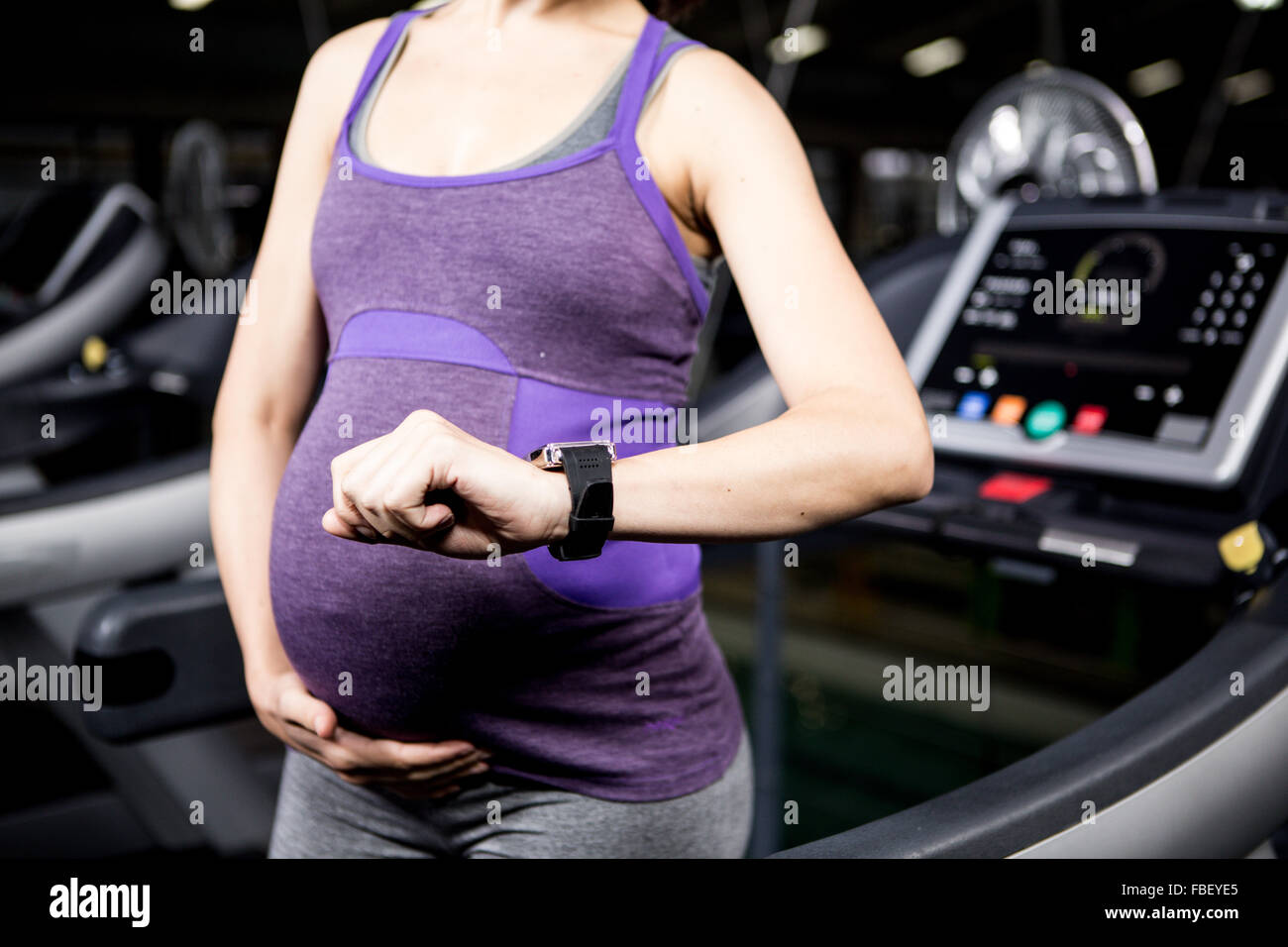 Schwangere Frau mit smart-watch Stockfoto