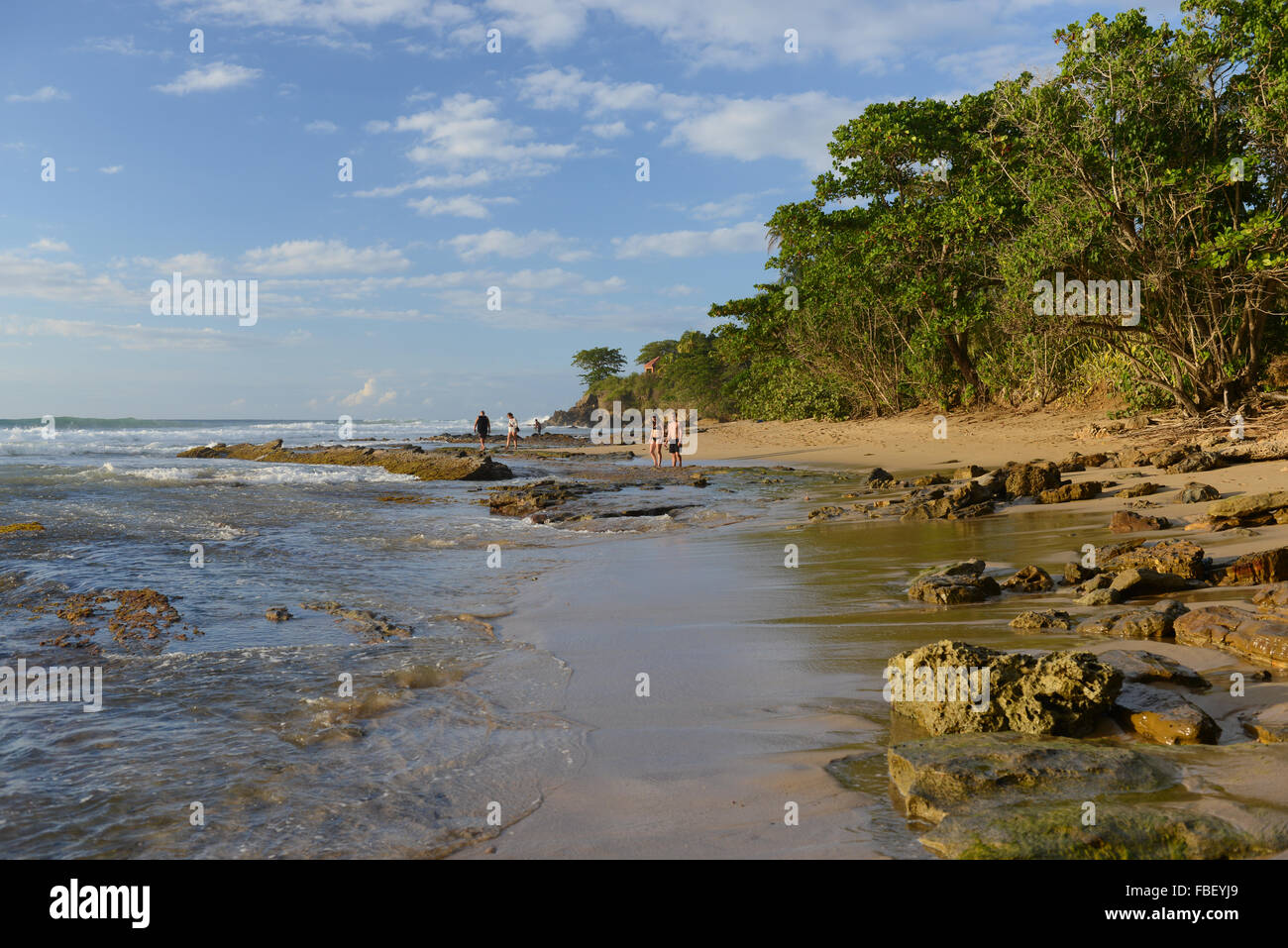 Touristen und Surfer entlang der Ufer von Maria Beach. Rincón, Puerto Rico. Territorium der USA. Karibik-Insel. Stockfoto