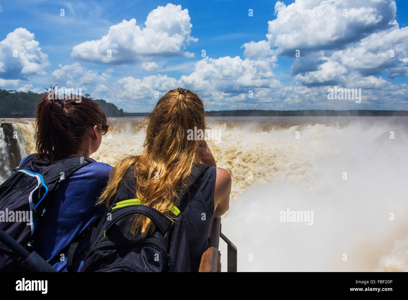 Touristen auf der Suche im Blick auf Teufelskehle, der größte Wasserfall in Iguazu Wasserfälle an der Grenze zwischen Argentinien und Brasilien. Stockfoto