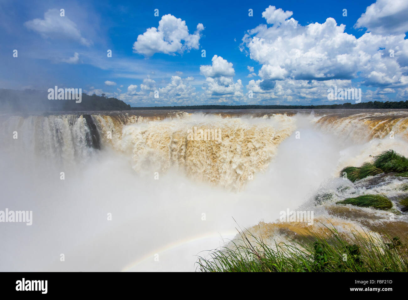 Ansicht der Teufelskehle (Garganta del Diablo), der größten Kaskade in Iguazu Wasserfälle an der Grenze zwischen Argentinien und Brasilien. Stockfoto