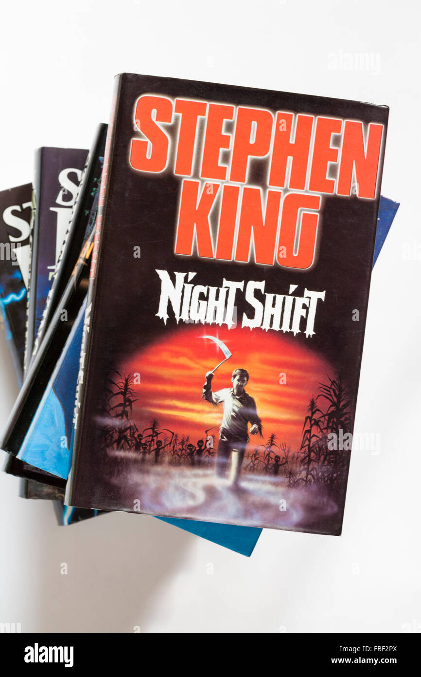 Stapel von Stephen King Bücher mit Nachtschicht von Stephen King auf oben auf weißem Hintergrund Stockfoto