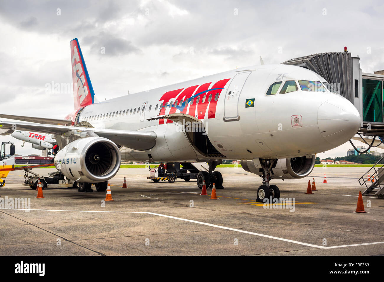 TAM Airlines Airbus 320 Parken am Flughafen Guarulhos in Sao Paulo, Brasilien. TAM ist die brasilianische Marke Latam Airlines. Stockfoto