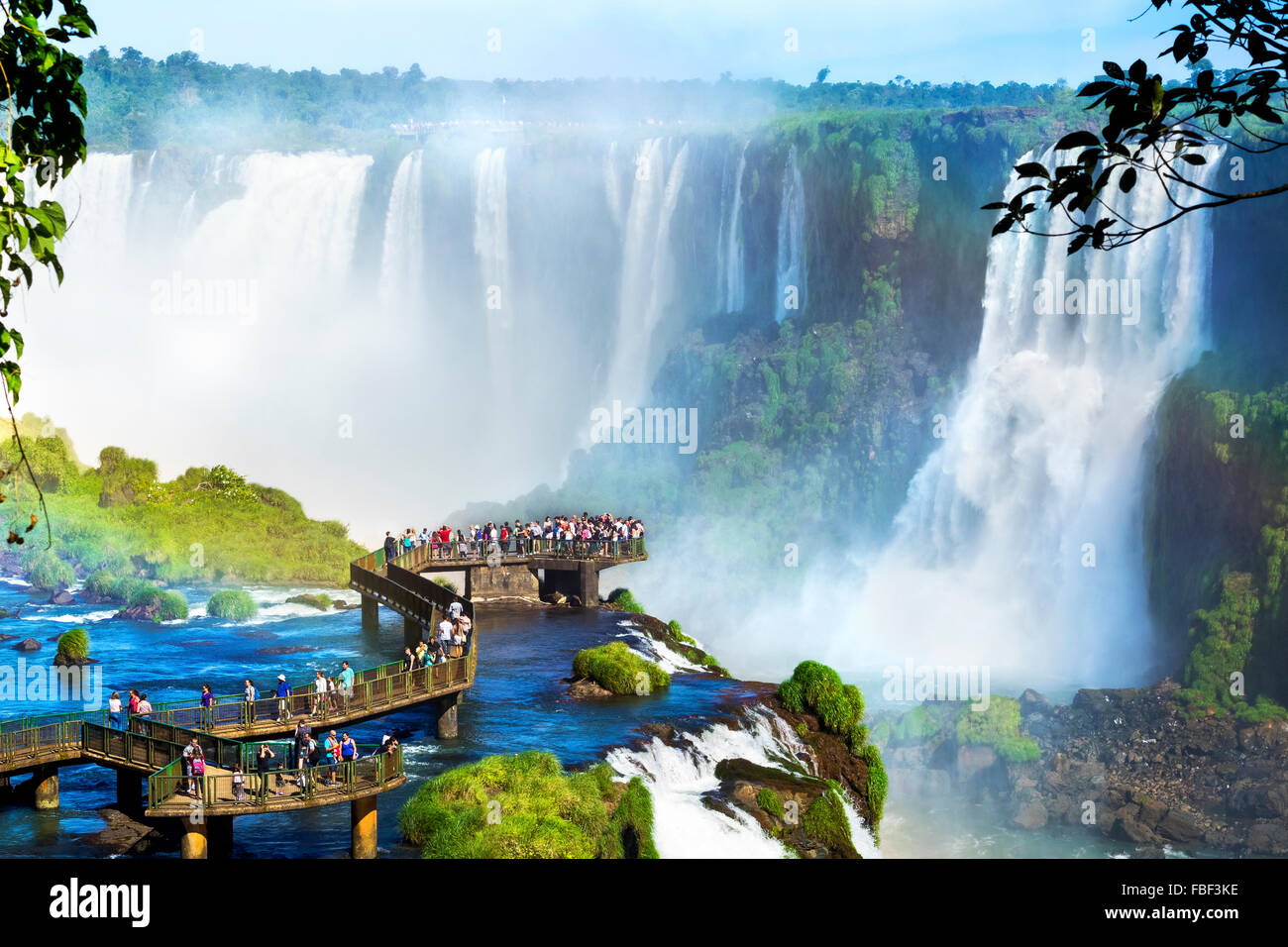 Touristen in Iguazu Wasserfälle, eines der großen Naturwunder der Welt an der Grenze zwischen Brasilien und Argentinien. Stockfoto