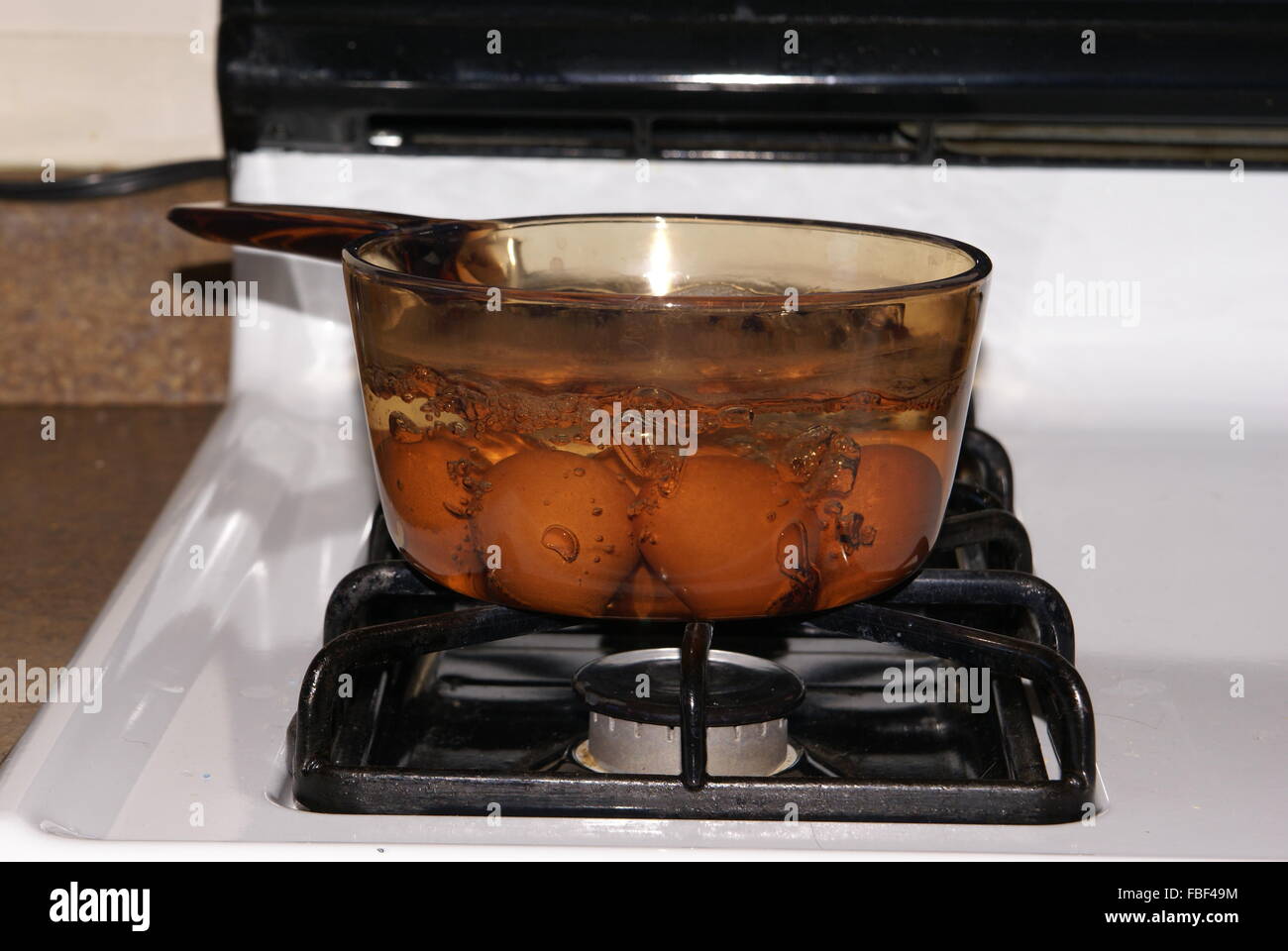 Kochen Von Eiern Im Glas Auf Ein Gas Ofen Brenner Stockfotografie Alamy