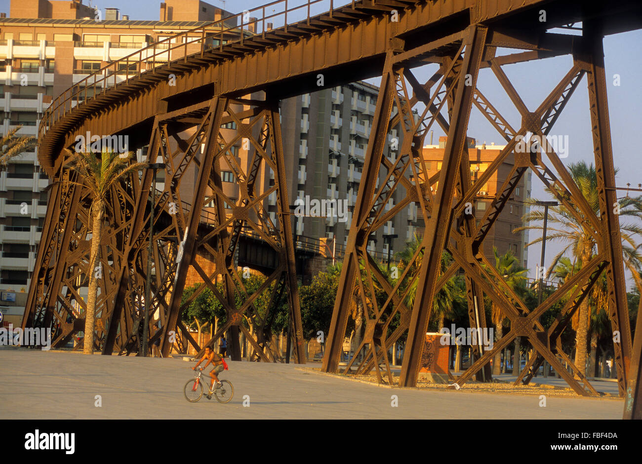 Die "Kabel-Ingles", eine Metallbrücke für das Laden von Mineralien auf Schiffen. Beginn der obig. Almería. Andalucia. Spanien. Stockfoto