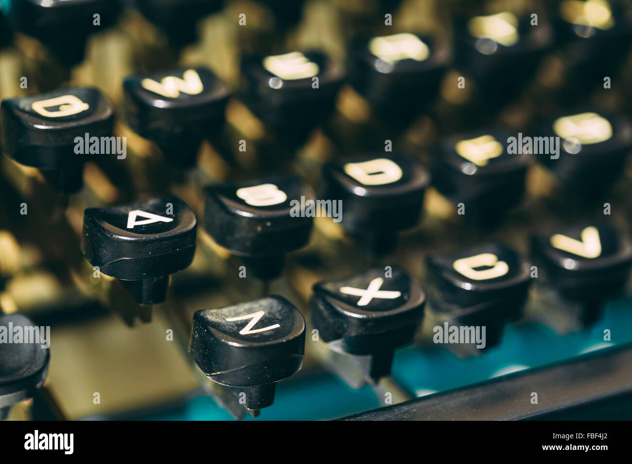 Close Up getönten Foto der Antike Schreibmaschine Schlüssel. Alte manuelle Retro-Schlüssel, Vintage Keyboard. Stockfoto