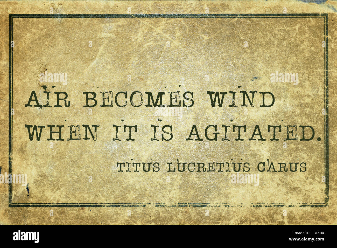 Wind wird die Luft, wenn es aufgeregt ist, antiken römischen Philosophen Lukrez Zitat auf Grunge Vintage Karton gedruckt- Stockfoto