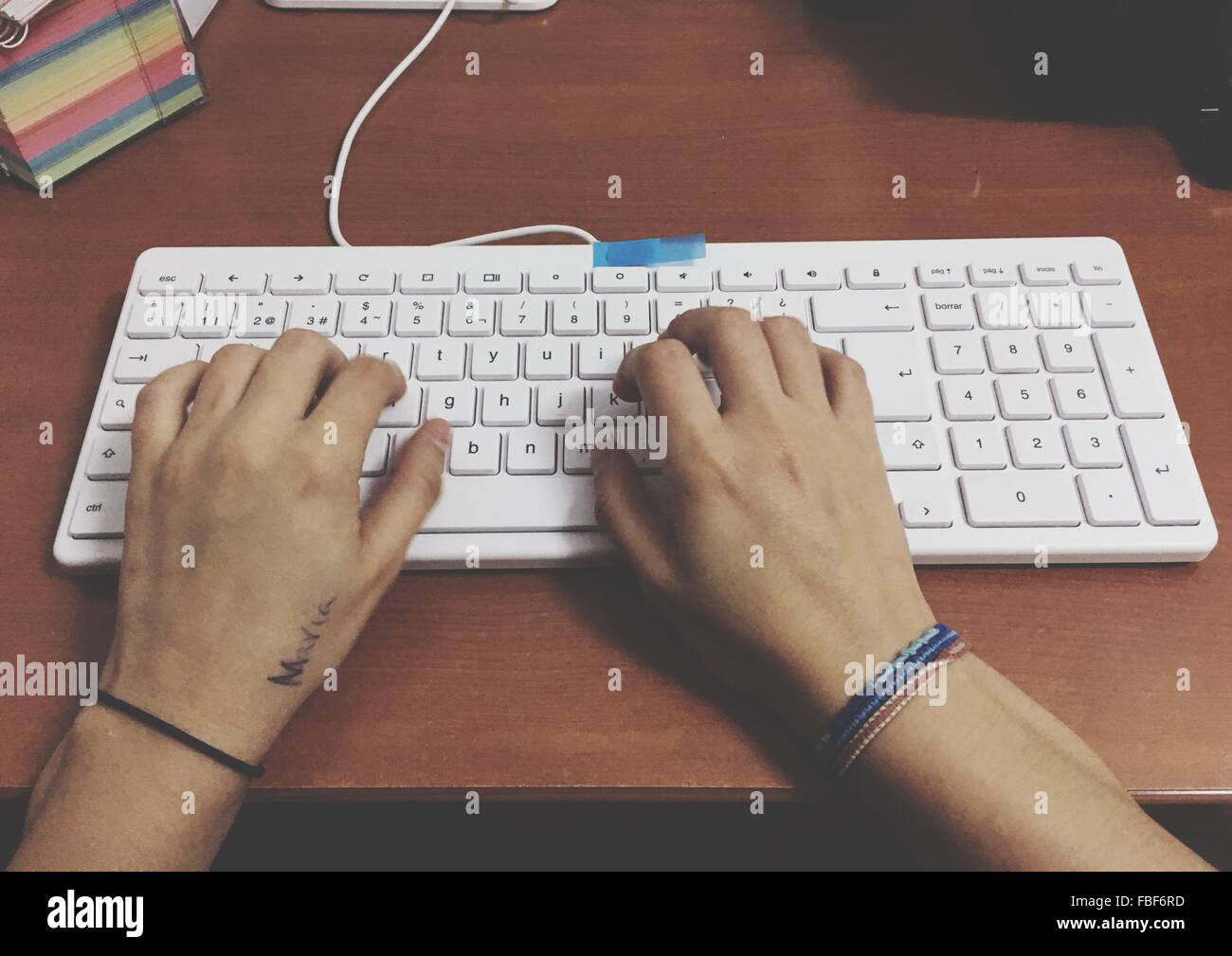 Bild Hände Tippen auf Tastatur am Tisch beschnitten Stockfoto