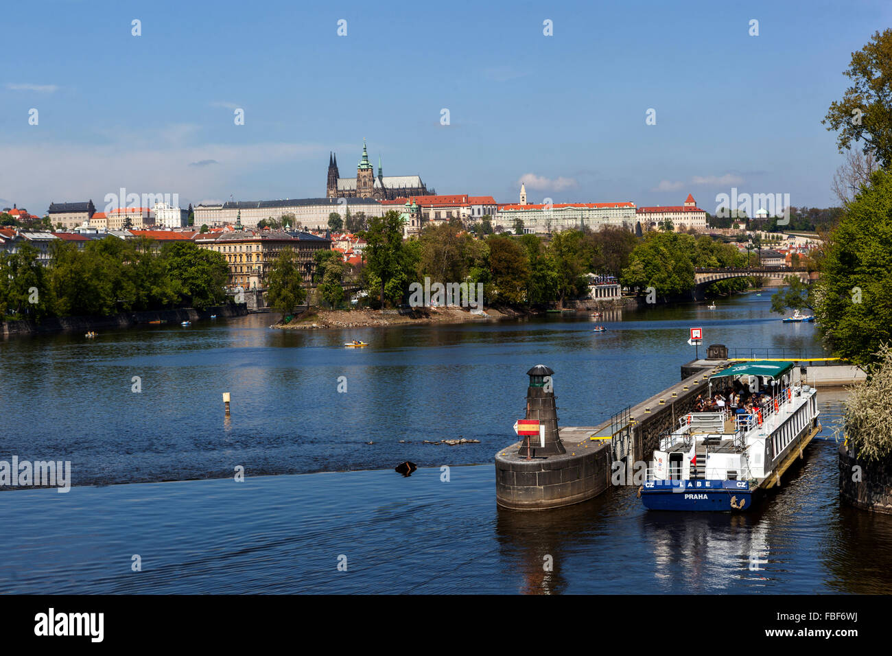 Ein Boot, das durch die Vltava-Flussnavigationskammer führt, das Prager Burgpanorama Prag Tschechien Stockfoto