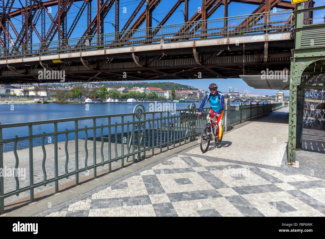 Die Moldau, Naplavka Prag Eisenbahnbrücke, Biker Prag Fahrrad Tschechien Fahrrad Europa Stockfoto