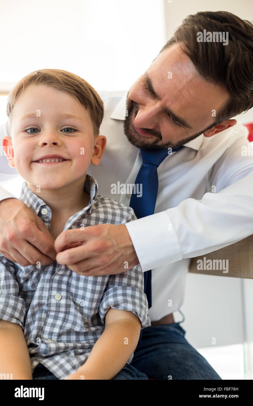 Vater Sohn knöpfte Stockfoto
