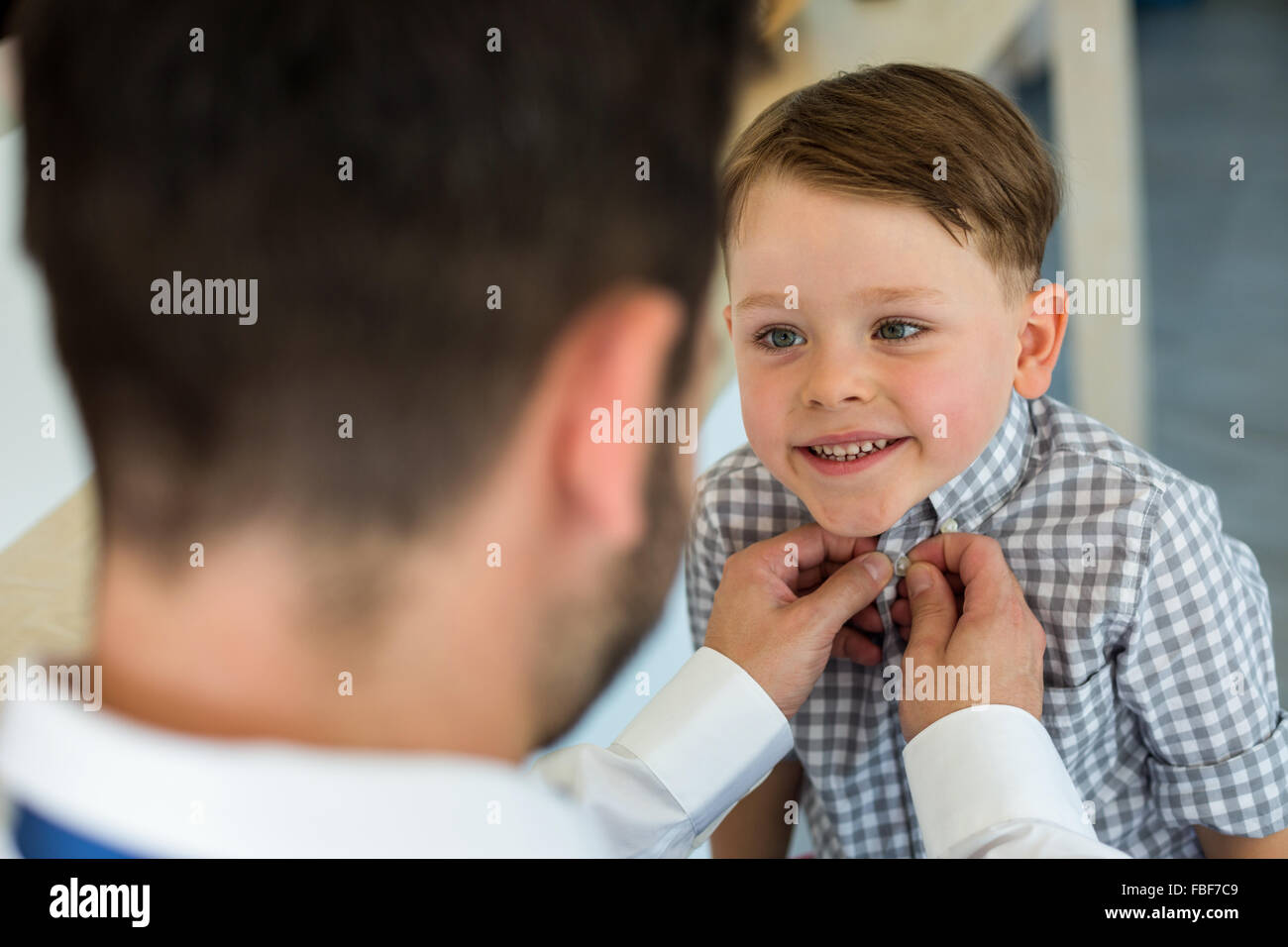 Vater Sohn knöpfte Stockfoto
