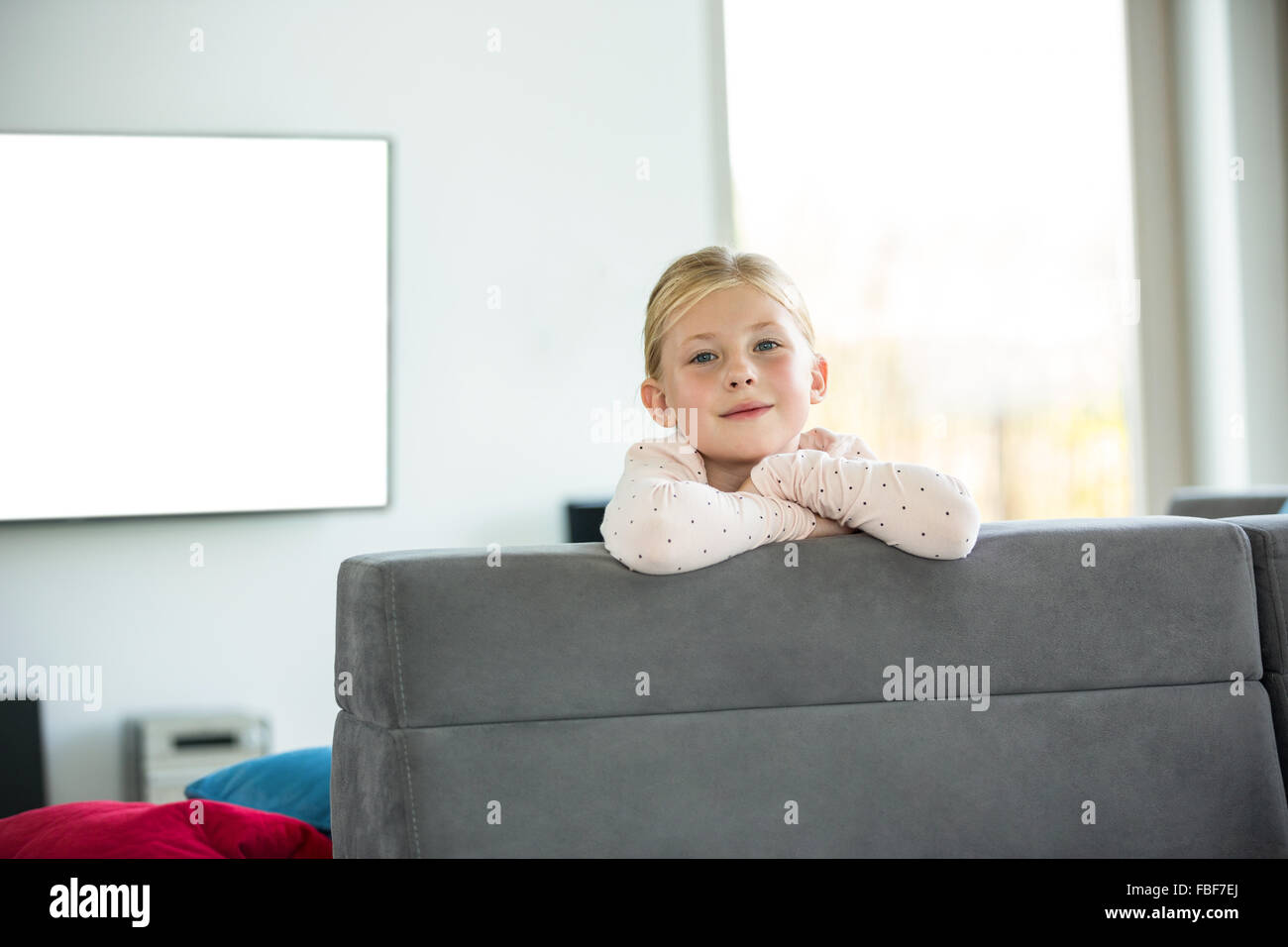 Niedliche Mädchen Blick in die Kamera Stockfoto