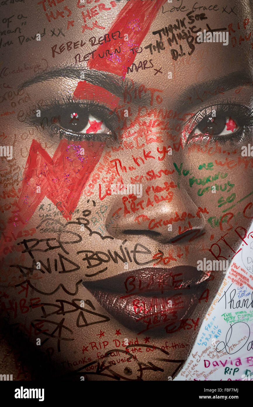 London, UK. 15. Januar 2016. David Bowie Fan Ehrungen weiter durch seine Wandbild in Brixton, Südlondon, der Geburtsort des verstorbenen Sängers. David Bowie (1947-2016), die verstarb am 10. Januar 2016 Credit: Guy Corbishley/Alamy Live News Stockfoto