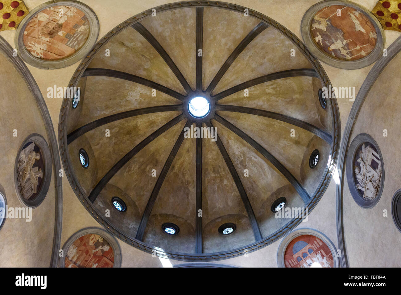 Florenz. Italien. Kuppel von Brunelleschis alte Sakristei (erbaut 1422-1428) in der Basilika von San Lorenzo. Stockfoto
