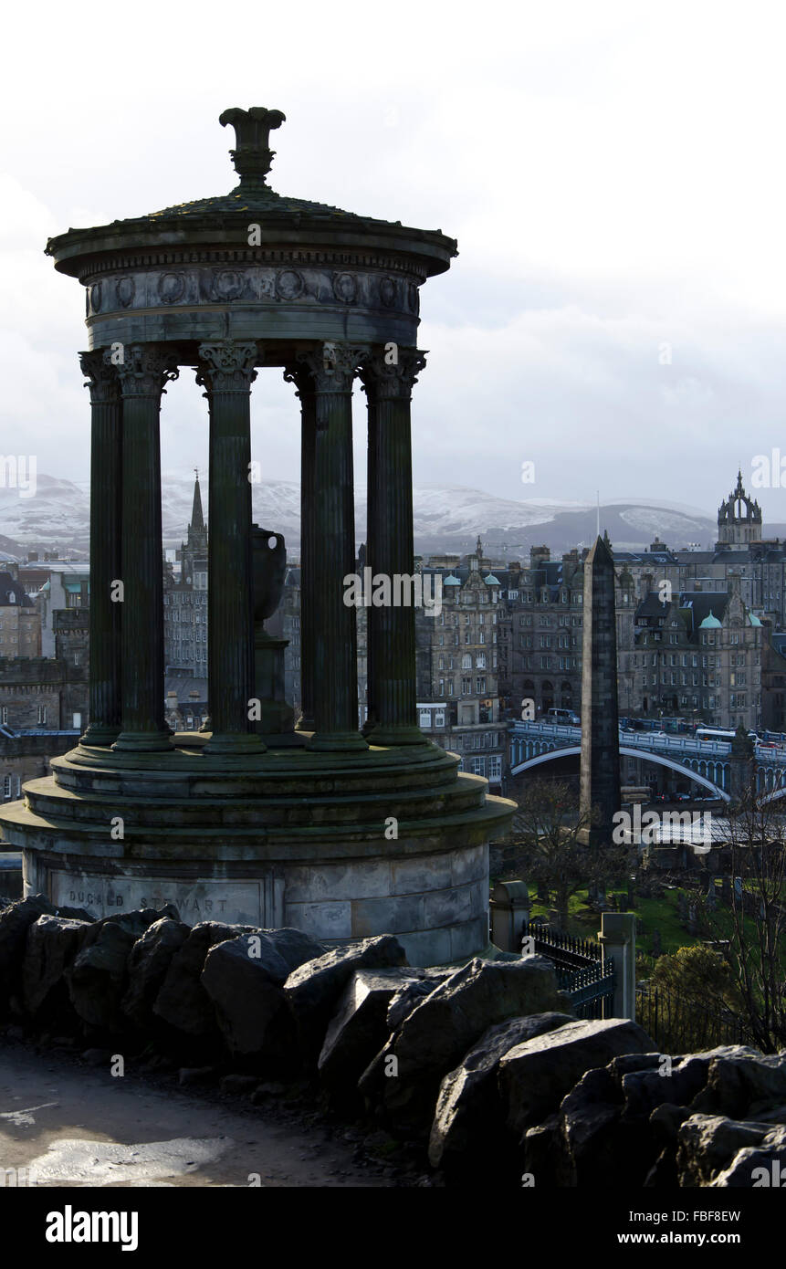Dugald Stewart Monument auf dem Calton Hill, Edinburgh mit der Altstadt über. Stockfoto