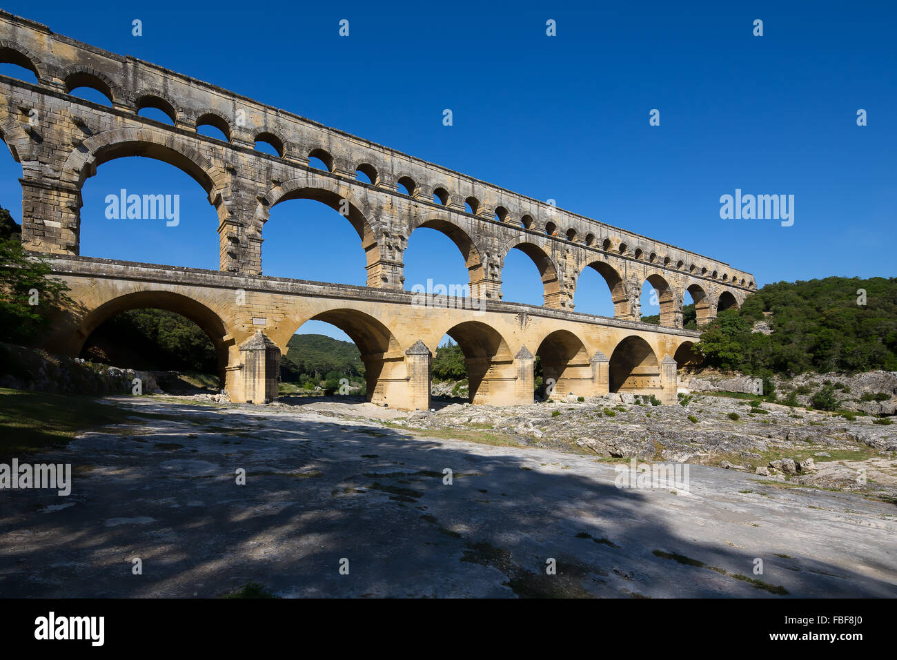 Pont du Gard (Gard-Brücke) ist eine antike römische Aquäduktbrücke, die den Fluss Gardon in Vers-Pont-du-Gard in der Nähe von Remoulins überquert Stockfoto