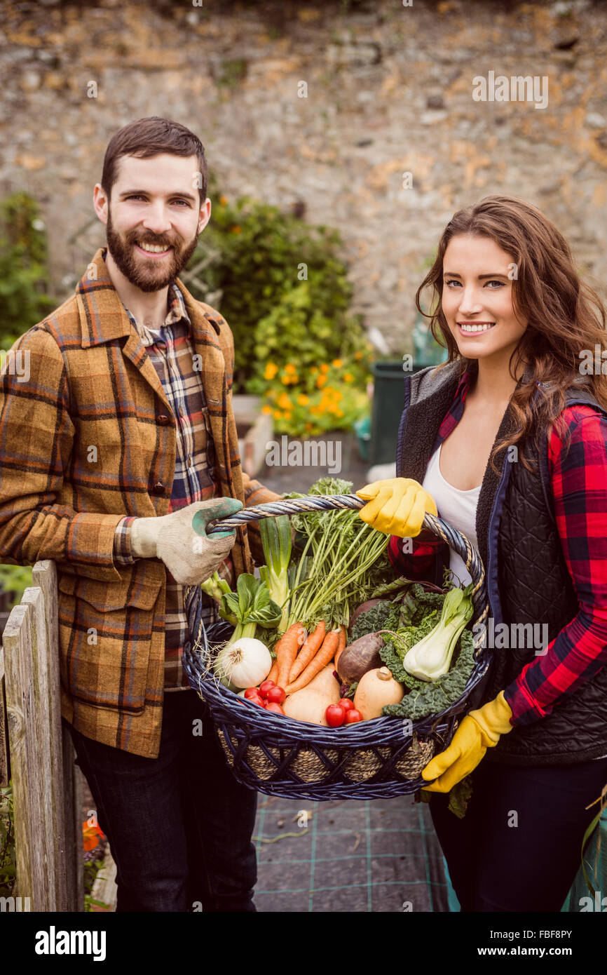 Stolze paar zeigt Korb mit Gemüse Stockfoto